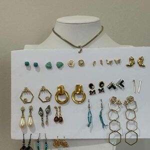 Elegant Lote of 20 pairs of earrings in  silver, gold, and various c.